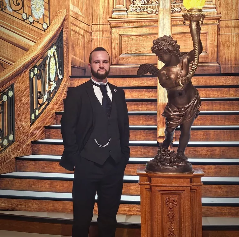 Emanuel Troßmann vor dem Nachbau der Treppe der Titanic, Bildquelle: privat