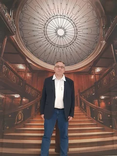 Norbert Zimmermann vor dem Nachbau der Treppe der Titanic, Bildquelle: privat